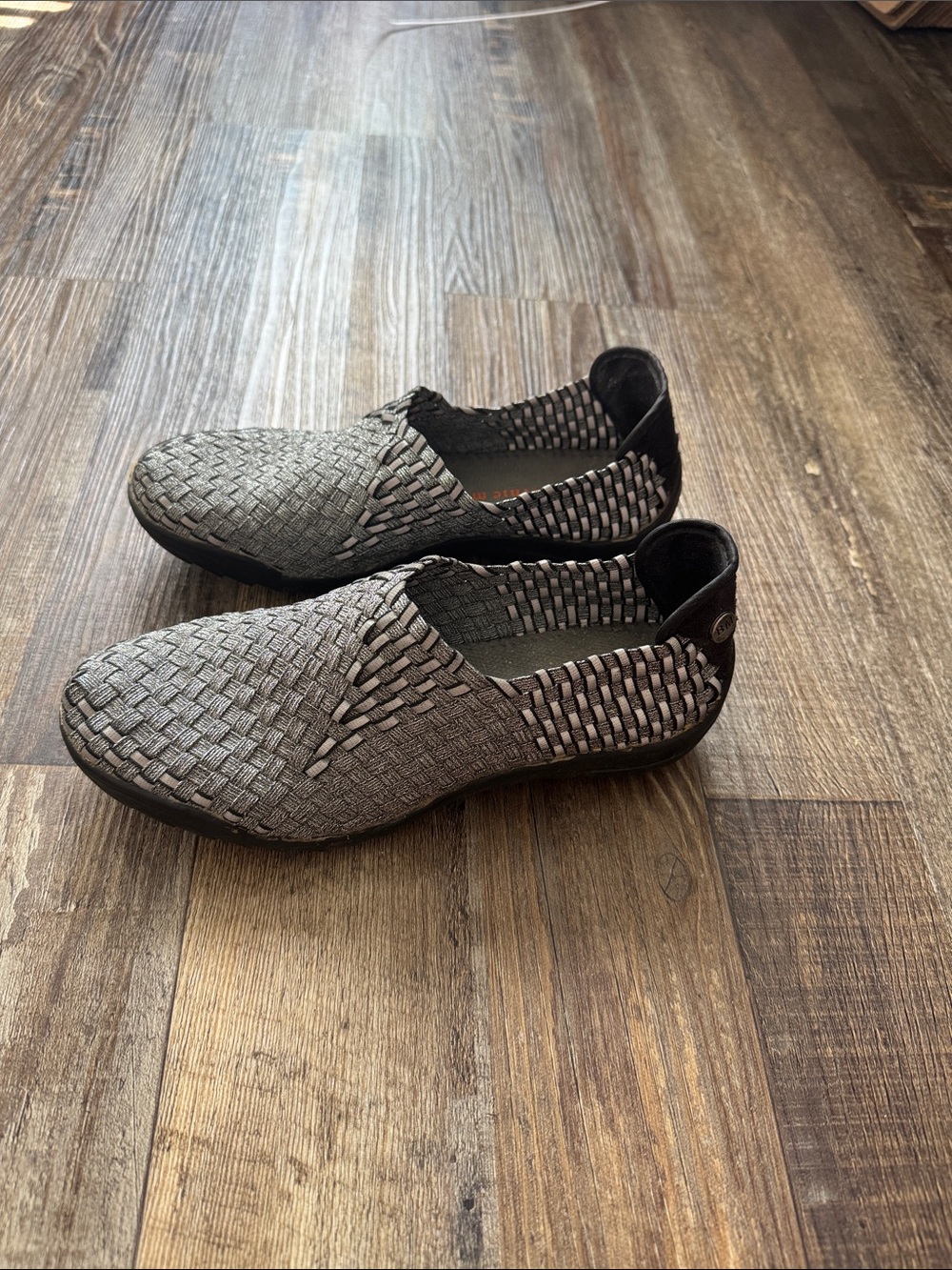 bernie mev. Women's Woven Slip-On Flats — Gray & Black